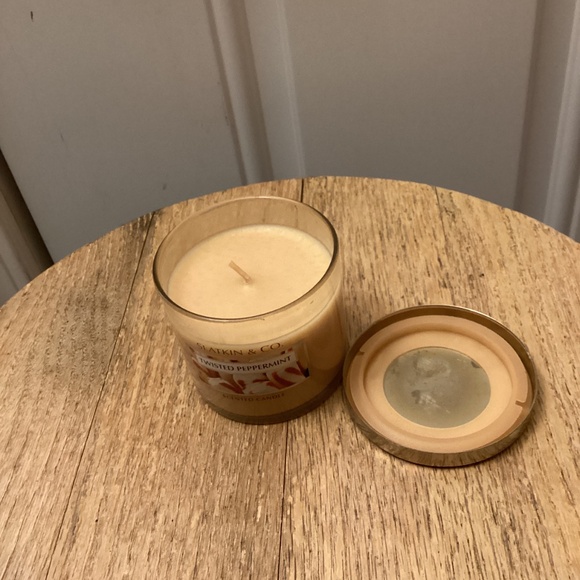 NEW Vintage Bath & Body Works Slatkin & Co Twisted Peppermint 4 ounce candle - Picture 2 of 4